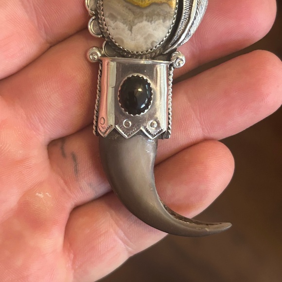 Sterling silver Native American bumblebee jasper & onyx signed bear claw pendant - Picture 9 of 9